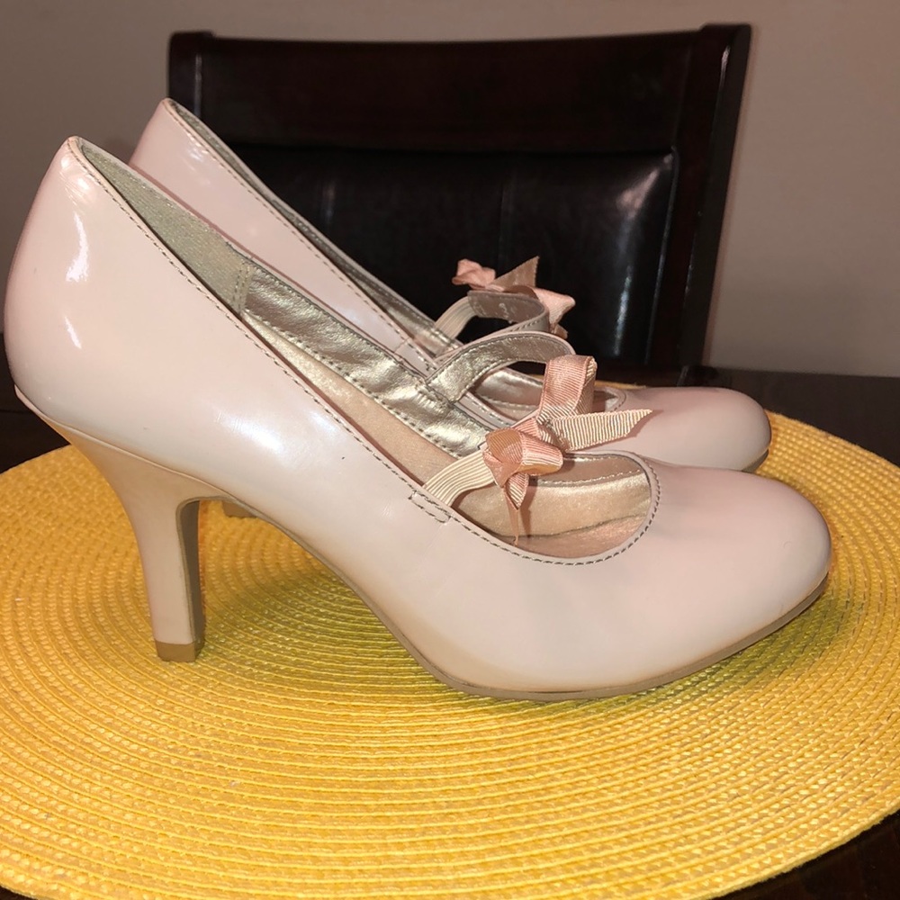 Nude rounded toe pumps